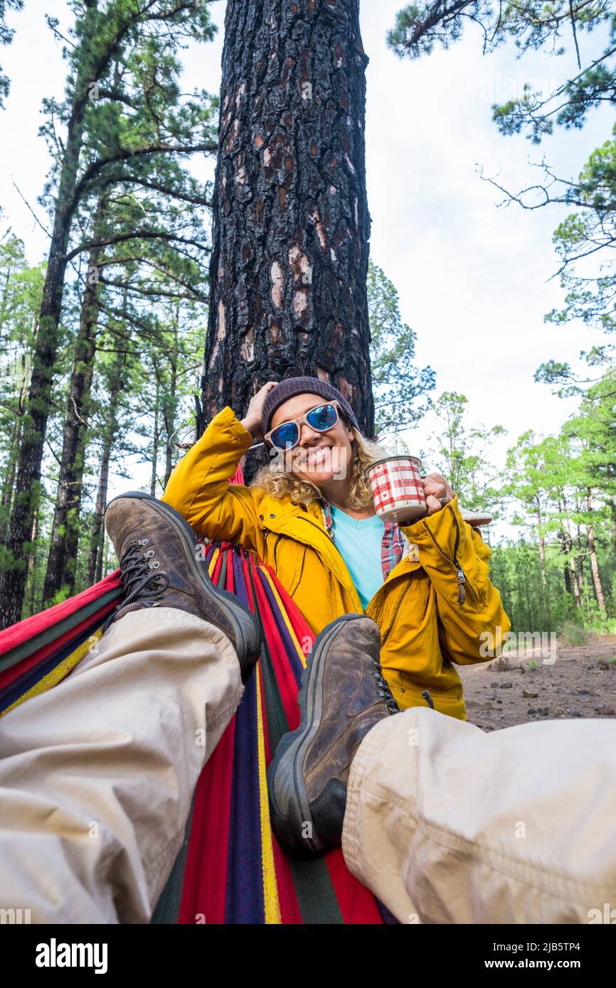 Freiheit und Abenteuer Reise Lifestyle für Erwachsene Paar in der Natur Wald - stehende Frau schauen Sie den Outdoor-Park Hintergrund und trinken - Mann Stockfoto