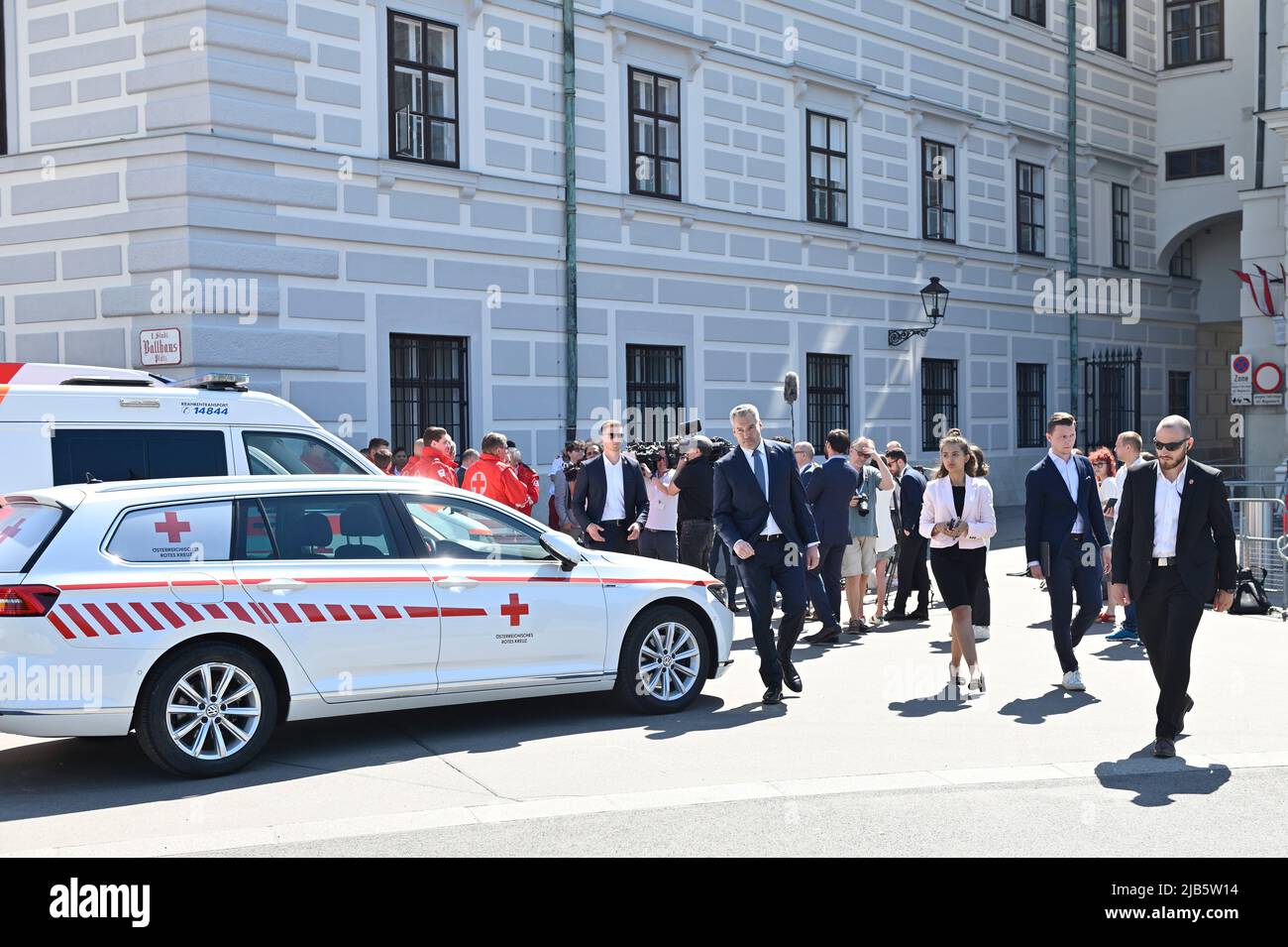 Wien, Österreich. 3.. Juni 2022. Abschied von Rettungsfahrzeugen für die Ukraine mit dem österreichischen Bundeskanzler Karl Nehammer (vorne). Die österreichische Bundesregierung stellt diese Fahrzeuge zur Unterstützung der ukrainischen Bevölkerung zur Verfügung, wie der Bundeskanzler bei seinem Besuch in Kiew im April versprochen hat. Quelle: Franz Perc/Alamy Live News Stockfoto