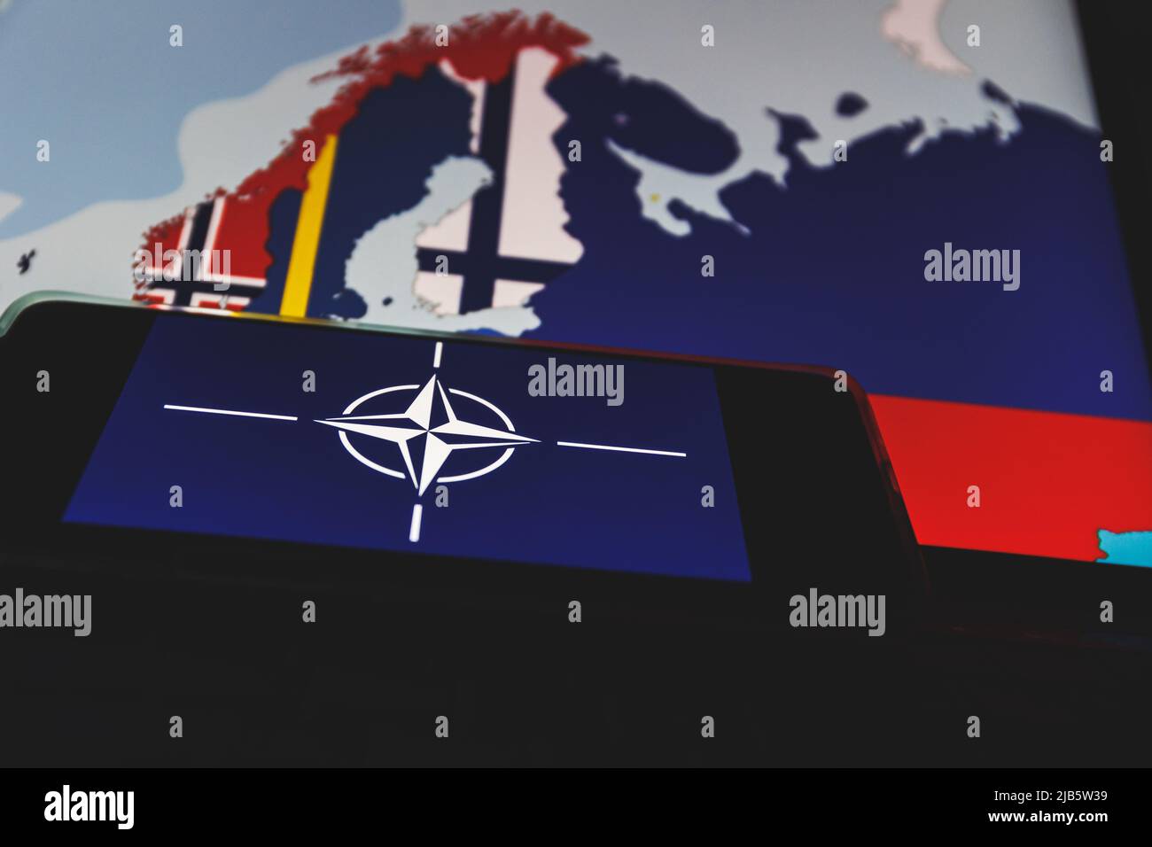 Finnland und Schweden und russische Flaggen auf der Europakarte. NATO-Flagge im Hintergrund Stockfoto
