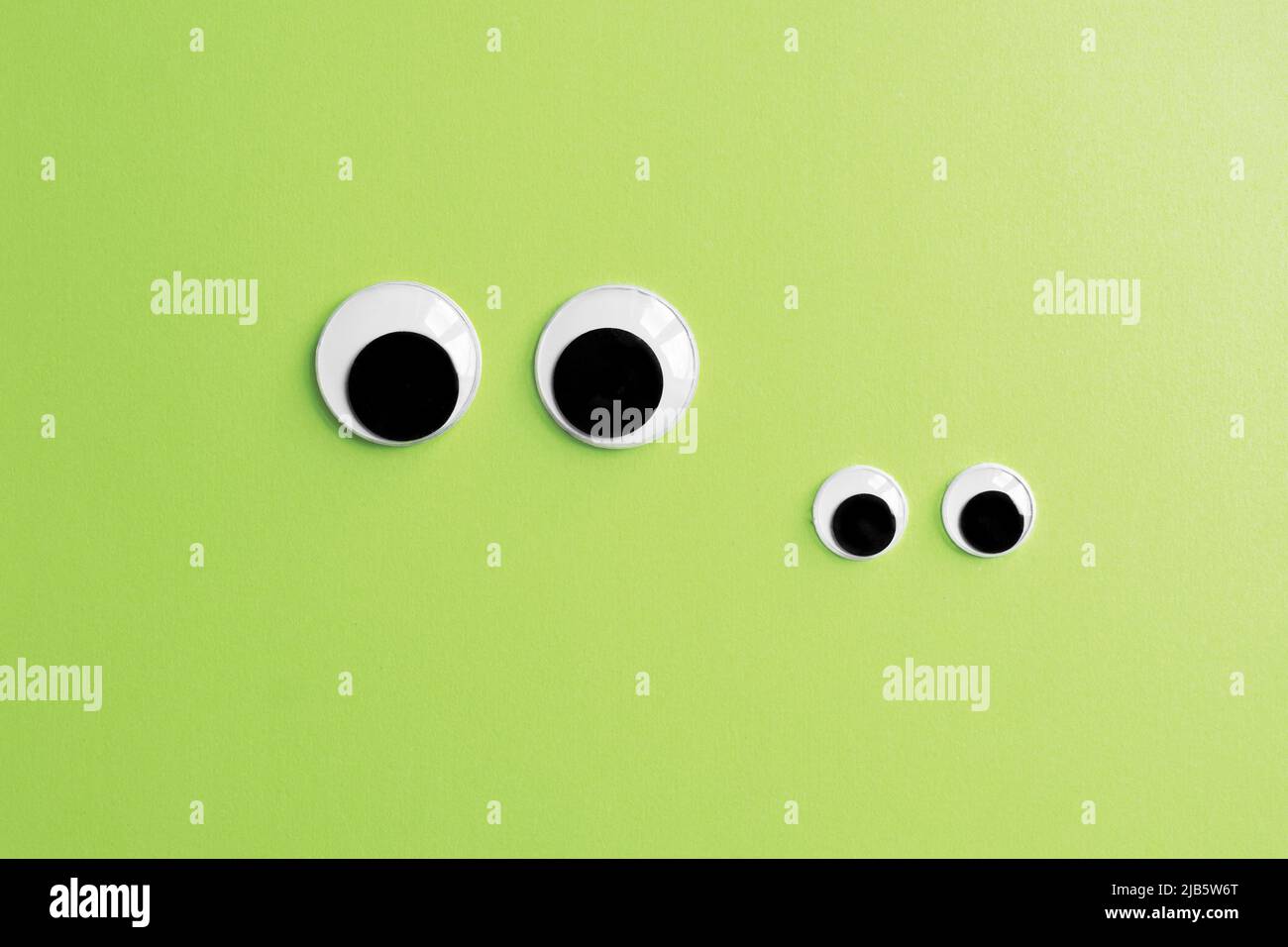 Unsichtbarer Frosch schwungvoll Augen auf grünem Hintergrund Stockfoto