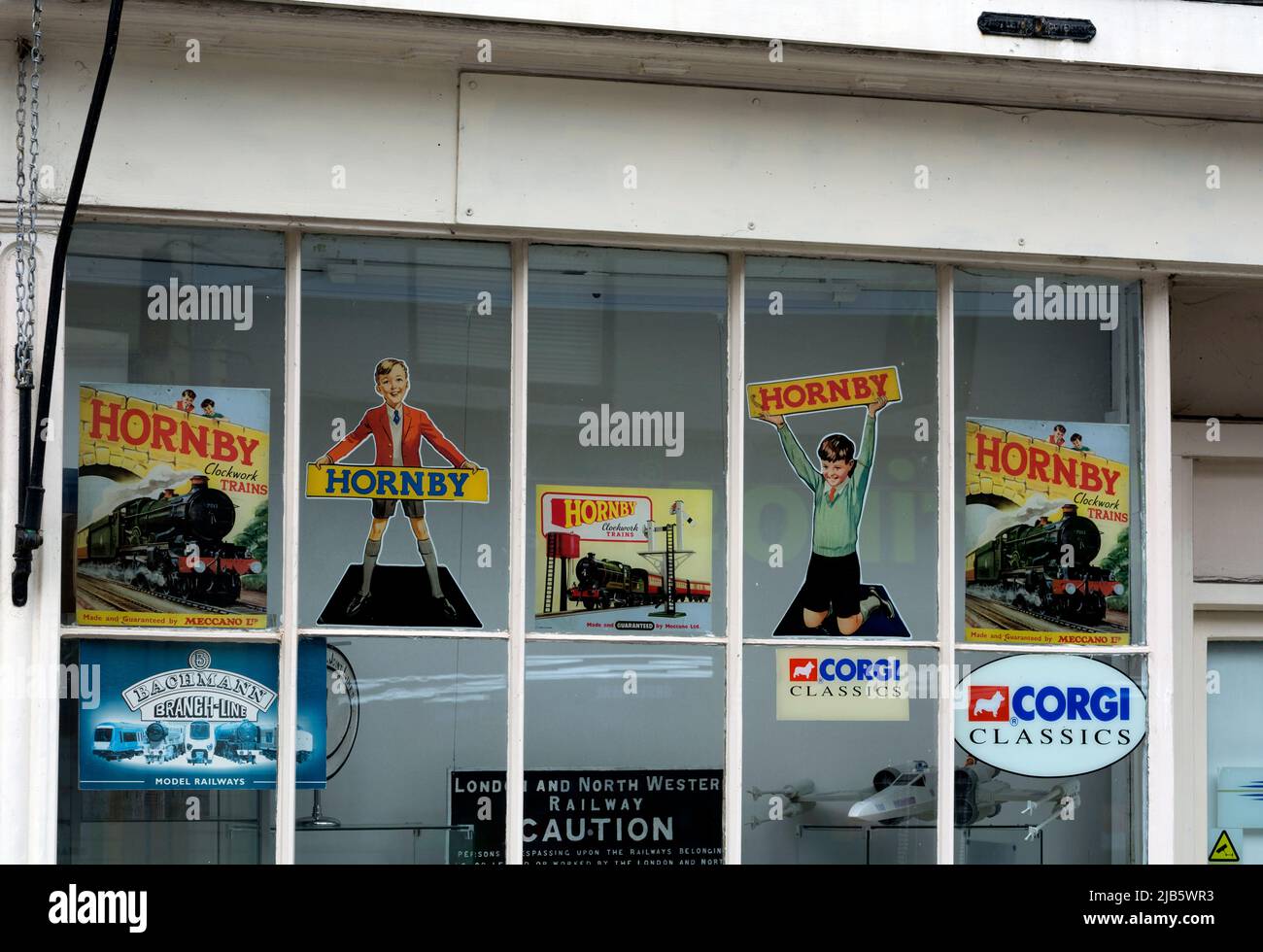 Hornby-Bilder in einem Schaufenster der Modelleisenbahn, Warwick, Großbritannien Stockfoto