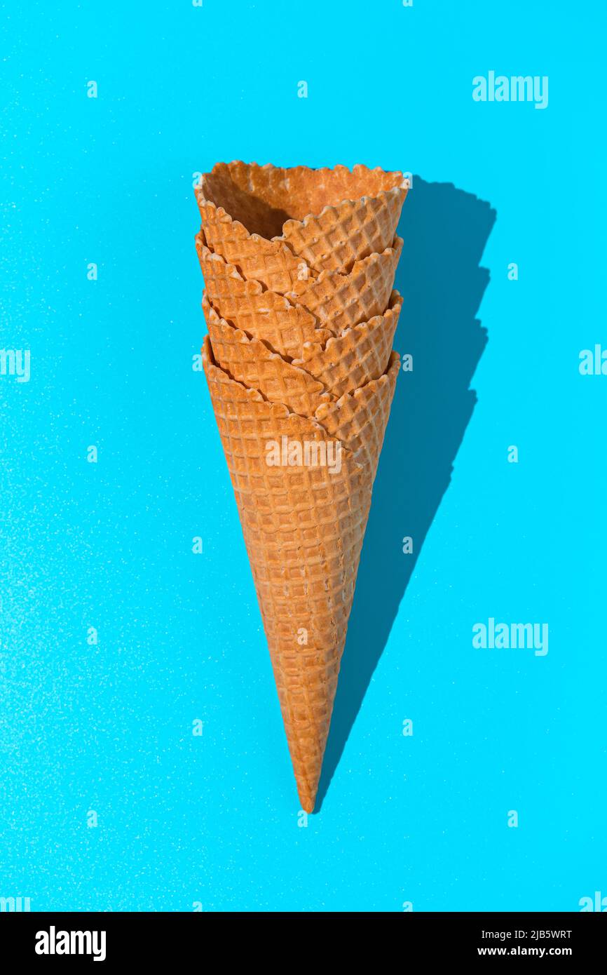 Ein Set Waffelkegel auf blauem Hintergrund. Stockfoto
