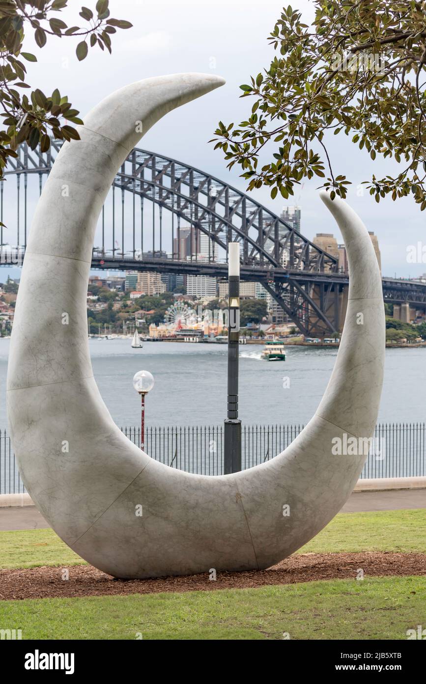 Juni 2022 Sydney, Australien: Auf den Rasenflächen des Tarpeian Precinct auf der Landzunge mit Blick auf die Dubbagullee (Bennelong Point und das Sydney Opera House) wurde eine neue Skulptur enthüllt. Bara, eine 6,4 Meter hohe Marmorskulptur der Aborigine-Künstlerin Judy Watson, ist ein neues Hauptkunstwerk zur Feier der First Peoples of Sydney, der traditionellen Hüter des Gadigal Country. Bara ist eine Darstellung von Muschelhaken, die von Jahrhunderten einheimischer Frauen verwendet wurden, um Fische im Hafen zu fangen. Stockfoto