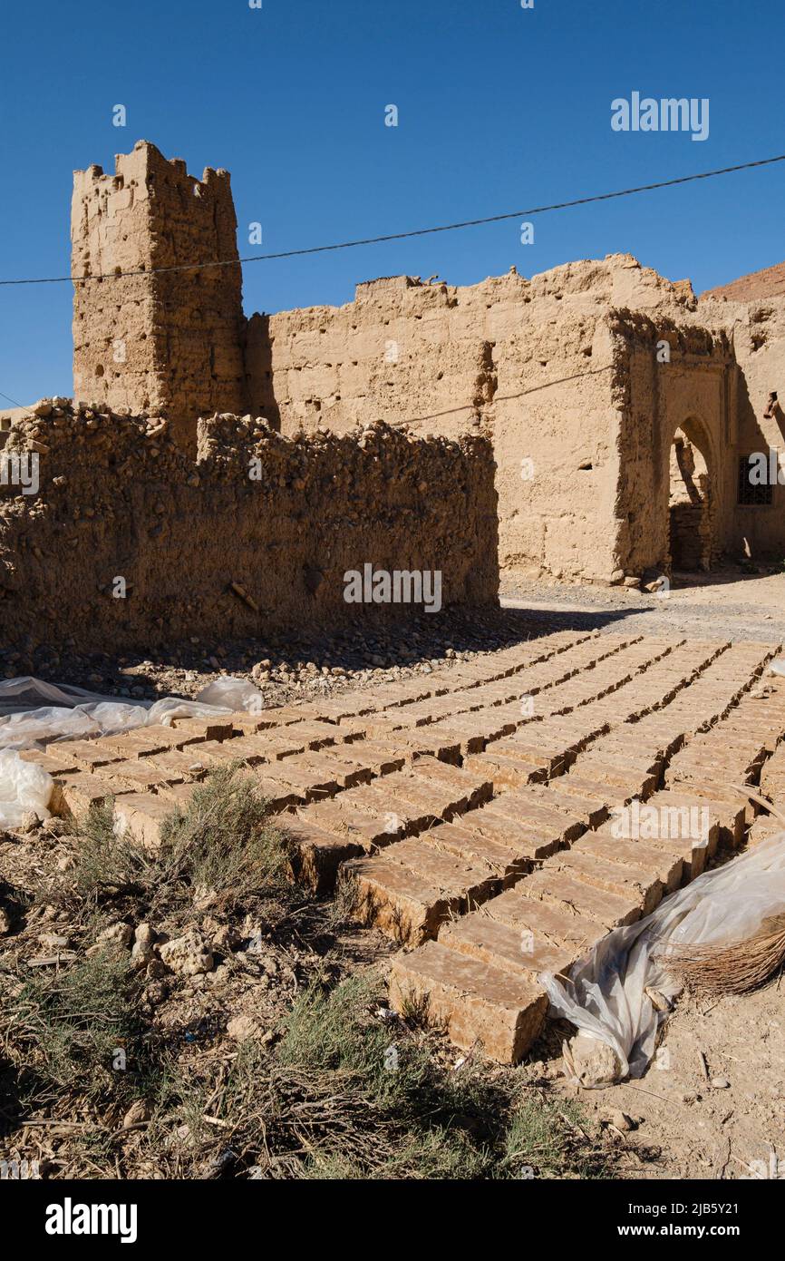 lehmziegel für den Bau, kasbah von Ifri, Ziz Flusstal, Atlas Gebirge, Marokko, Afrika. Stockfoto