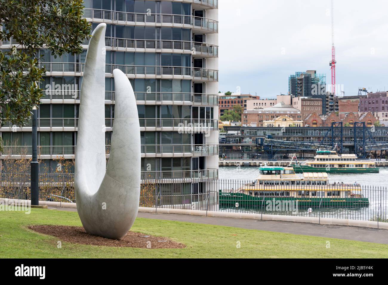 Juni 2022 Sydney, Australien: Auf den Rasenflächen des Tarpeian Precinct auf der Landzunge mit Blick auf die Dubbagullee (Bennelong Point und das Sydney Opera House) wurde eine neue Skulptur enthüllt. Bara, eine 6,4 Meter hohe Marmorskulptur der Aborigine-Künstlerin Judy Watson, ist ein neues Hauptkunstwerk zur Feier der First Peoples of Sydney, der traditionellen Hüter des Gadigal Country. Bara ist eine Darstellung von Muschelhaken, die von Jahrhunderten einheimischer Frauen verwendet wurden, um Fische im Hafen zu fangen. Stockfoto