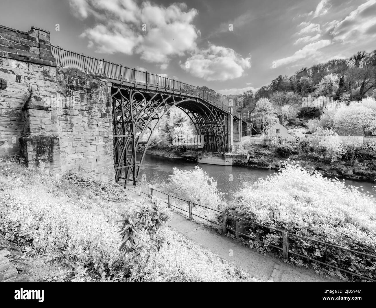 Das Bild zeigt die berühmte ironbridge, die den Fluss Sieben bei Ironbridge überspannt. Stück für Stück bei Coalbrookdale Ironworks im Jahr 1779 hergestellt Stockfoto