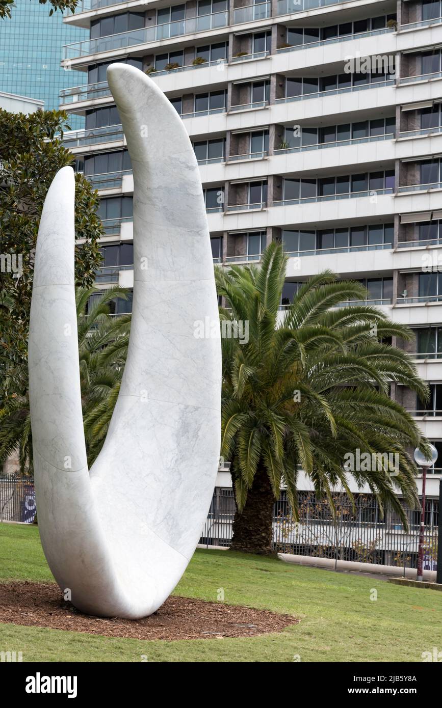 Juni 2022 Sydney, Australien: Auf den Rasenflächen des Tarpeian Precinct auf der Landzunge mit Blick auf die Dubbagullee (Bennelong Point und das Sydney Opera House) wurde eine neue Skulptur enthüllt. Bara, eine 6,4 Meter hohe Marmorskulptur der Aborigine-Künstlerin Judy Watson, ist ein neues Hauptkunstwerk zur Feier der First Peoples of Sydney, der traditionellen Hüter des Gadigal Country. Bara ist eine Darstellung von Muschelhaken, die von Jahrhunderten einheimischer Frauen verwendet wurden, um Fische im Hafen zu fangen. Stockfoto