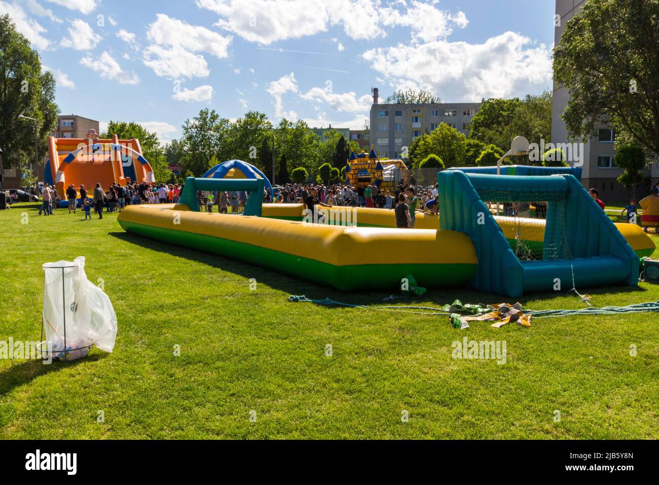 Aufblasbarer Fußballplatz bei der Outdoor-Veranstaltung „Children's Day“, Sopron, Ungarn Stockfoto