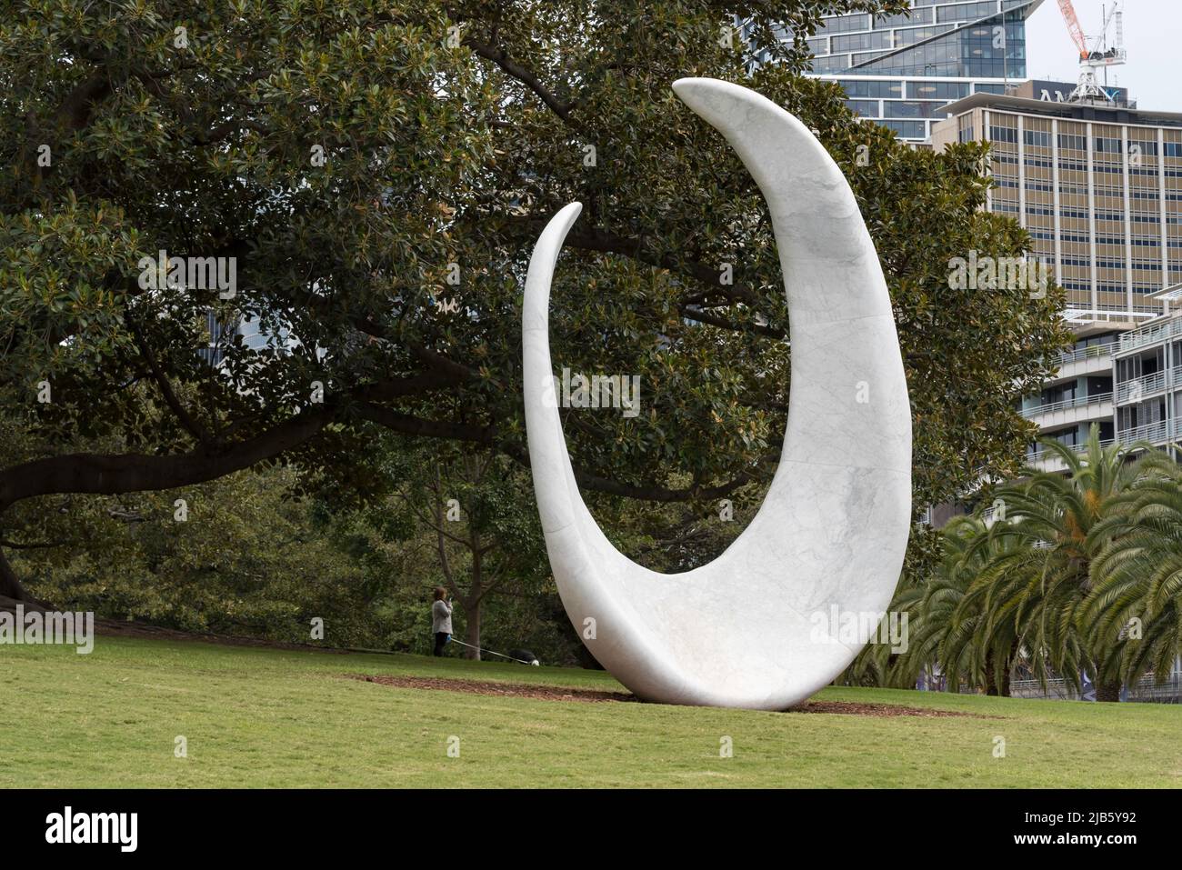 Juni 2022 Sydney, Australien: Auf den Rasenflächen des Tarpeian Precinct auf der Landzunge mit Blick auf die Dubbagullee (Bennelong Point und das Sydney Opera House) wurde eine neue Skulptur enthüllt. Bara, eine 6,4 Meter hohe Marmorskulptur der Aborigine-Künstlerin Judy Watson, ist ein neues Hauptkunstwerk zur Feier der First Peoples of Sydney, der traditionellen Hüter des Gadigal Country. Bara ist eine Darstellung von Muschelhaken, die von Jahrhunderten einheimischer Frauen verwendet wurden, um Fische im Hafen zu fangen. Stockfoto