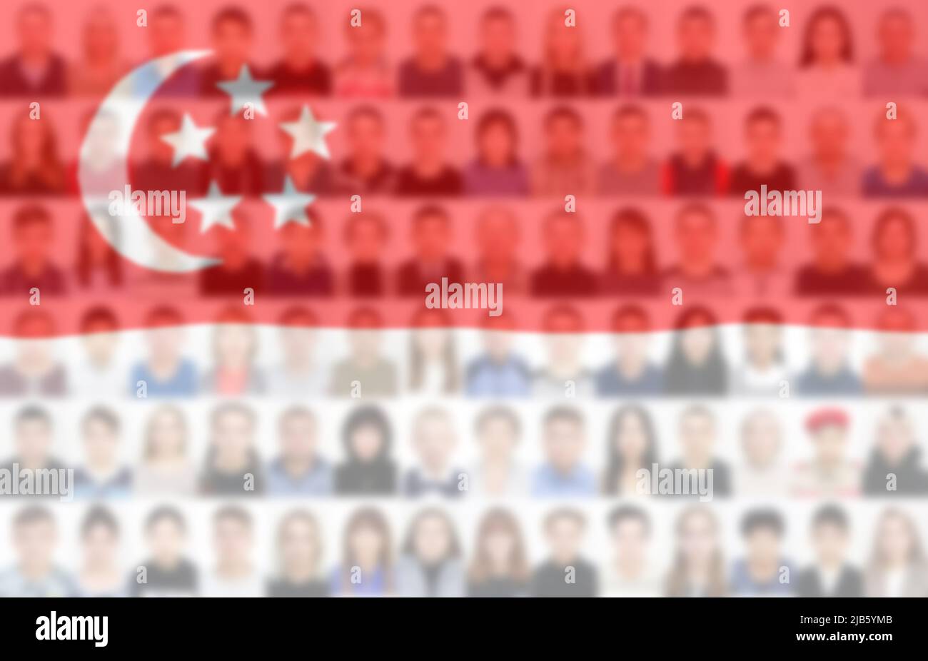 Porträts vieler Menschen auf dem Hintergrund der Singapur-Flagge. Das Konzept der Bevölkerung und des demografischen Zustands des Landes. Stockfoto