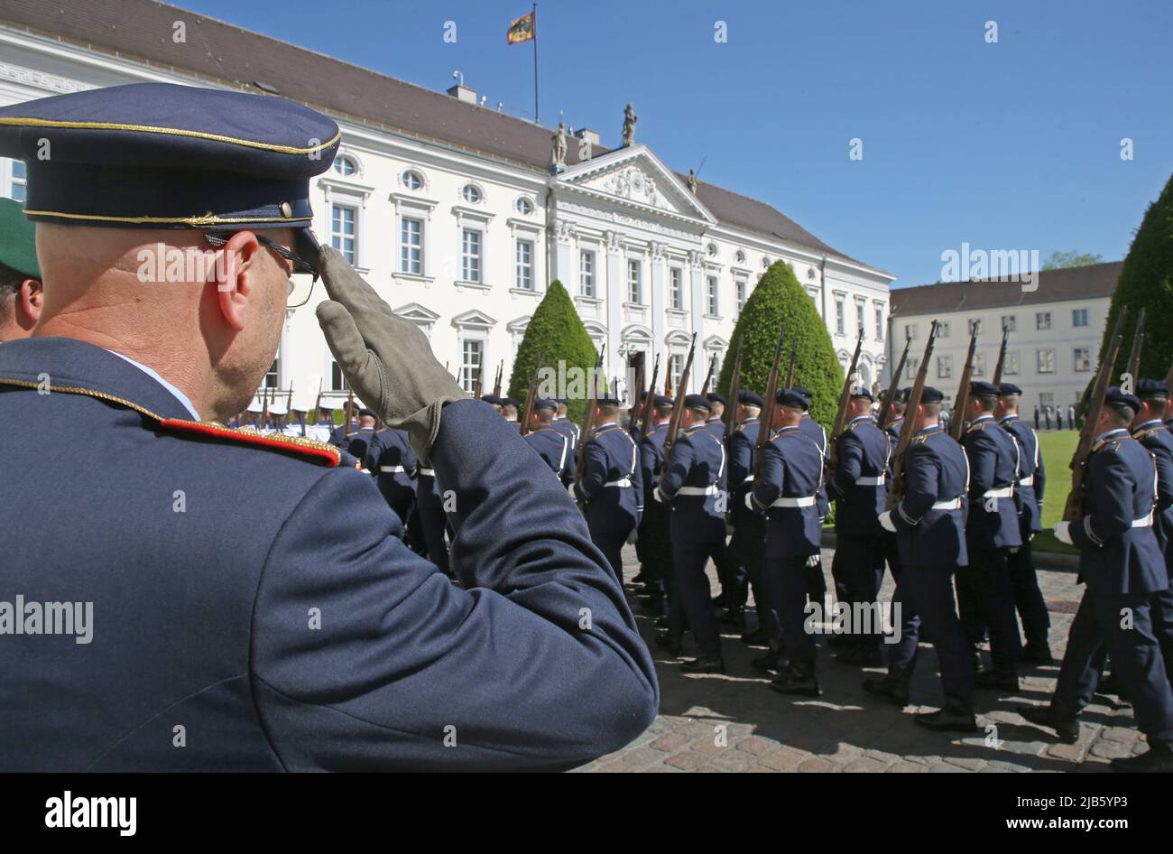 Berlin, Deutschland. 03.. Juni 2022. Soldaten des Bataillons der Bundeswehr marschieren zum Schloss Bellevue, bevor der Bundespräsident den ungarischen Präsidenten mit militärischen Ehren empfängt. Quelle: Wolfgang Kumm/dpa/Alamy Live News Stockfoto