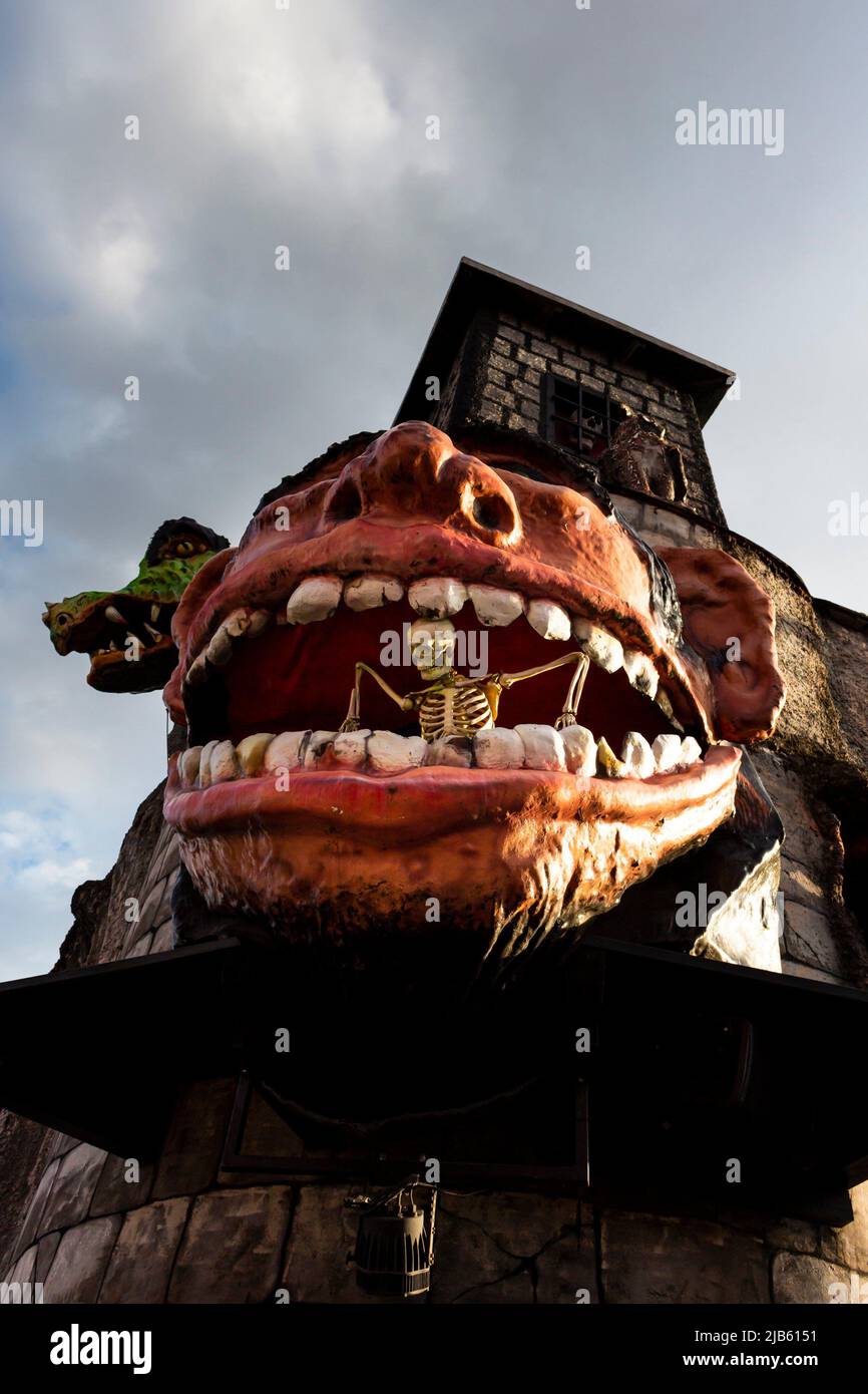 Wien, Österreich - 16. August 2019 : Skelett menschliche Größe Figur in einem riesigen Monster Mund in einem Geisterhaus im Freizeitpark namens Prater in Stockfoto
