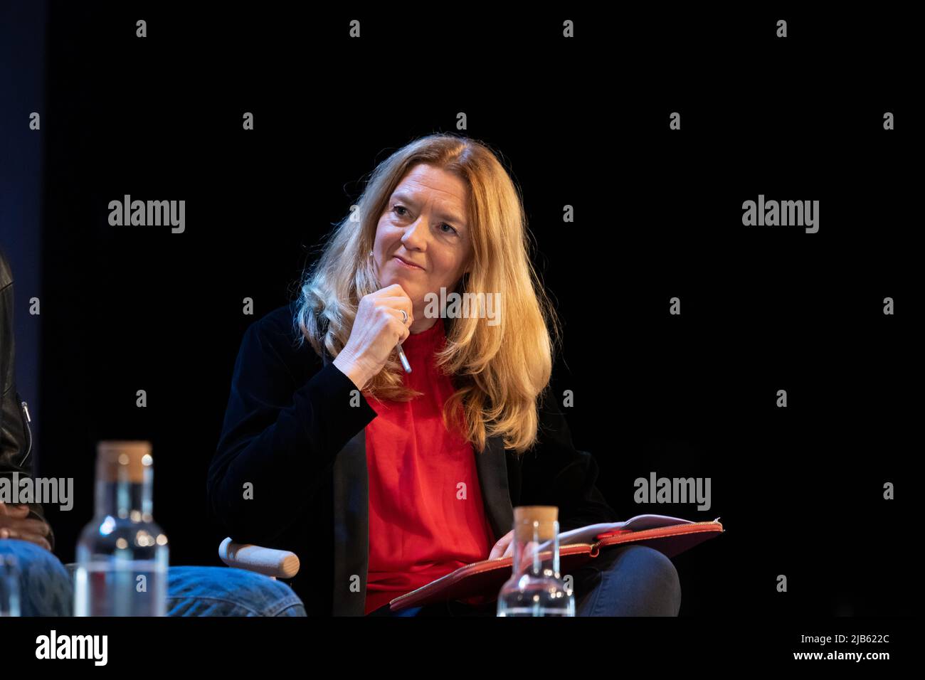 Hay-on-Wye, Wales, Großbritannien. 3.. Juni 2022. Musa Okwonga, Georgina Lawton und Adam Rutherford sprechen mit Julia Wheeler beim Hay Festival 2022, Wales. Quelle: Sam Hardwick/Alamy. Stockfoto