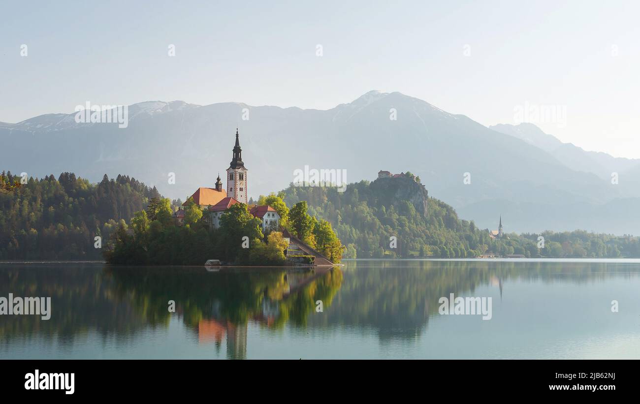 Alpine Bled See in Slowenien, atemberaubende Natur und malerische Landschaft mit Kirche auf der Insel und Schloss auf einem Felsen. Stockfoto