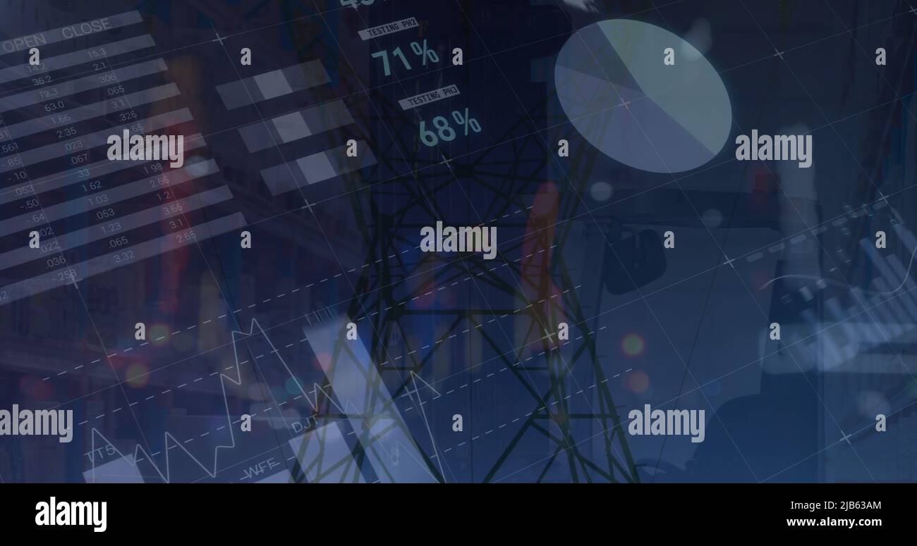 Bild von Graphen und Daten über dem Fiend mit Strommast in der Dämmerung Stockfoto