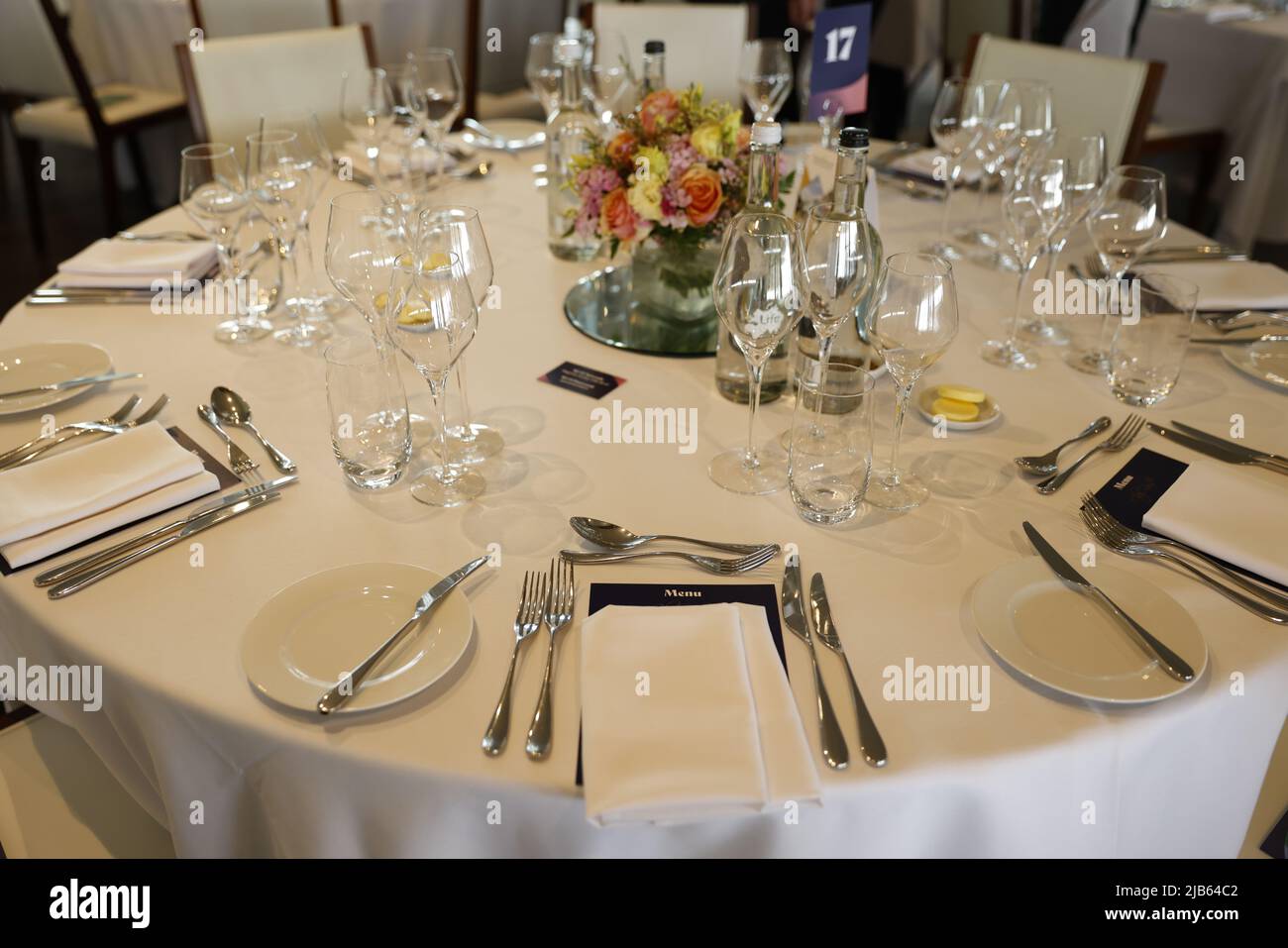 Ein Blick auf das Restaurant von Kaz Roux am Ladies Day während des Cazoo Derby Festivals 2022 auf der Epsom Racecourse, Surrey. Bilddatum: Freitag, 3. Juni 2022. Stockfoto