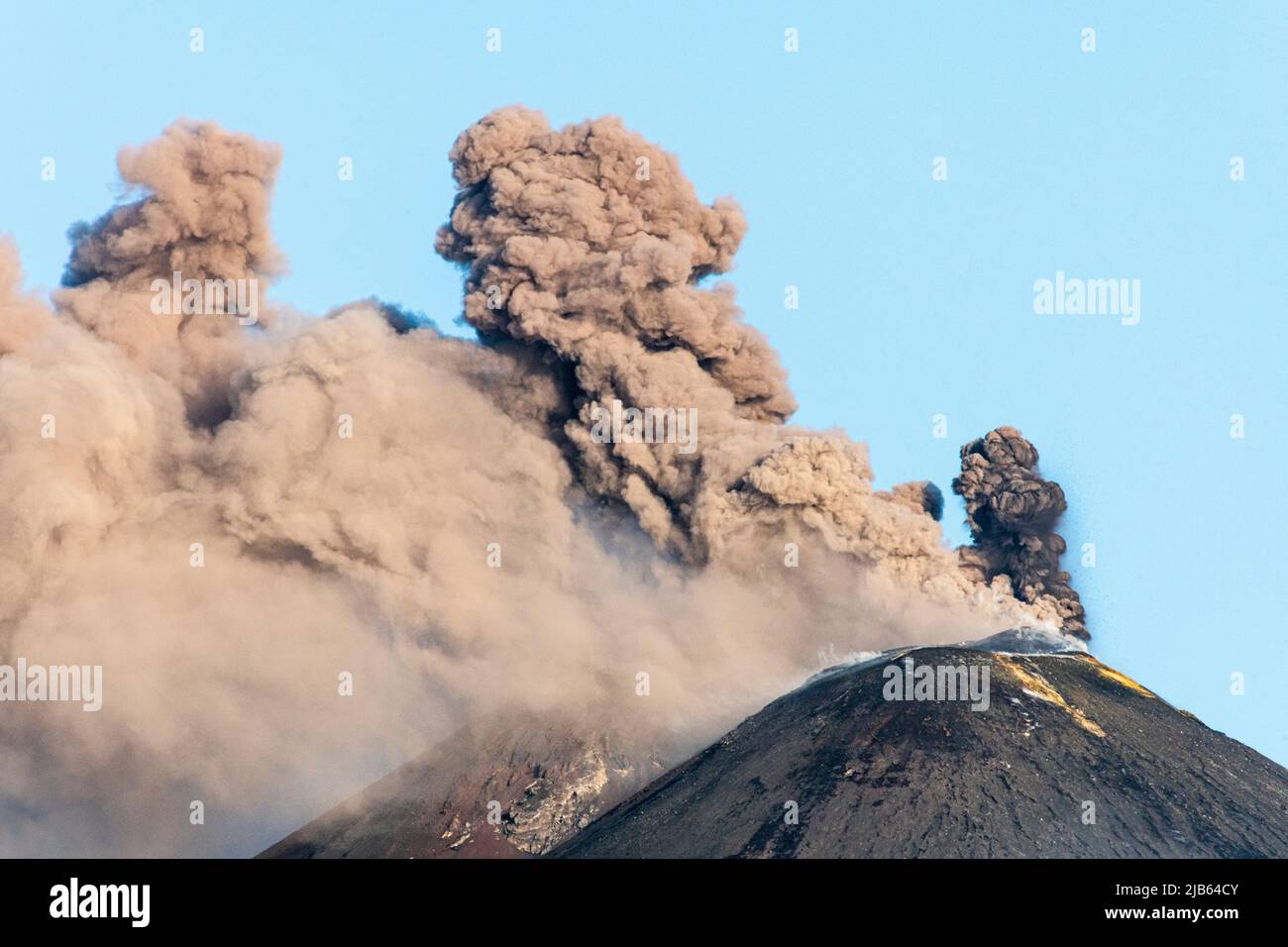 Riesige Wolken vulkanischer Asche, die aus dem südöstlichen Krater des Ätna, Sizilien, Italien, strömen. Anfang Mai 2022 wurde in diesem Krater eine neue Spalte eröffnet, die seitdem kontinuierlich aktiv ist. Der Ätna (3357m) ist einer der aktivsten Vulkane der Welt und der höchste in Europa Stockfoto