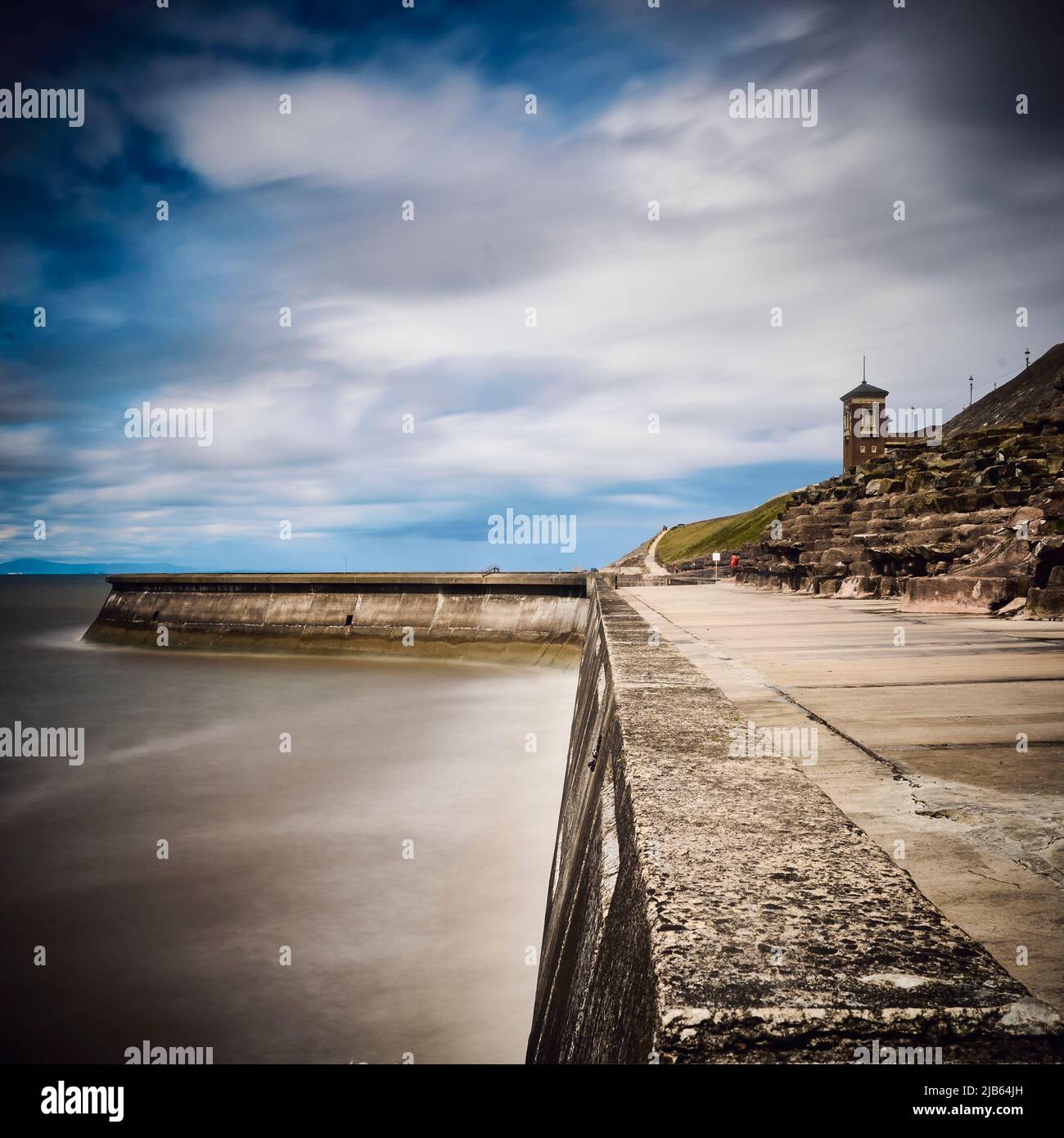 Die Ufermauer am Blackppol North Shore bei Flut Stockfoto