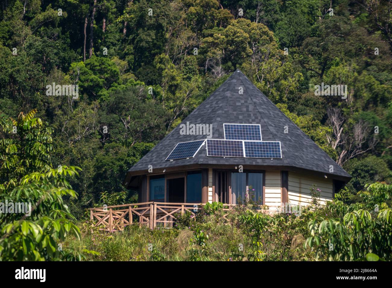 Haus mit Sonnenkollektoren in Roxy Telok Serabang, Sarawak, Ostmalaysien, Borneo Sarawak, ein malaysischer Staat auf Borneo, Es ist bekannt für die rauen, dichten bekannt Stockfoto