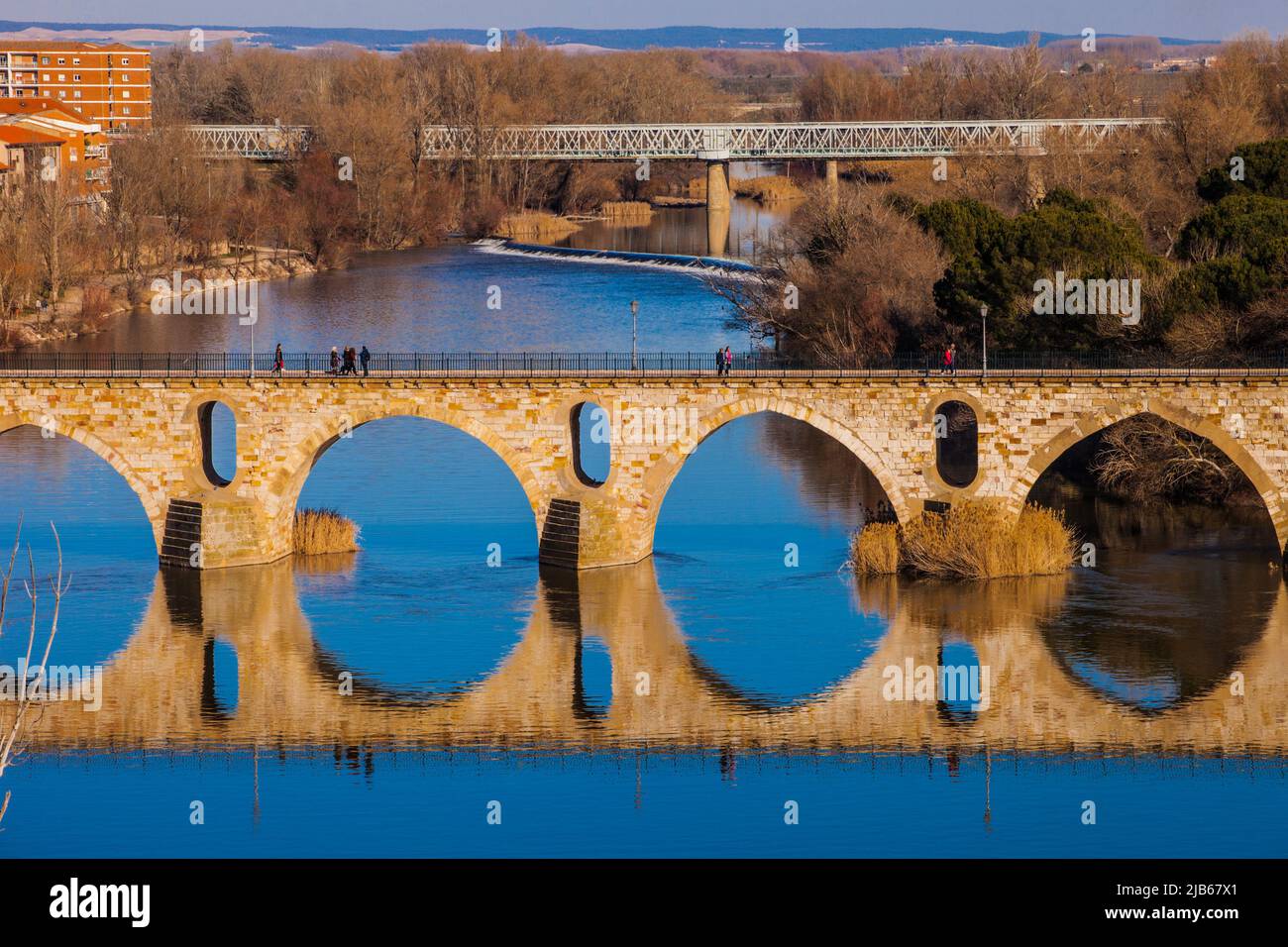 Steinbrücke, Eisenbrücke, Duero Fluss, Zamora Stadt, Zamora Provience, Kastilien und Leon, Spanien, Europa. Stockfoto
