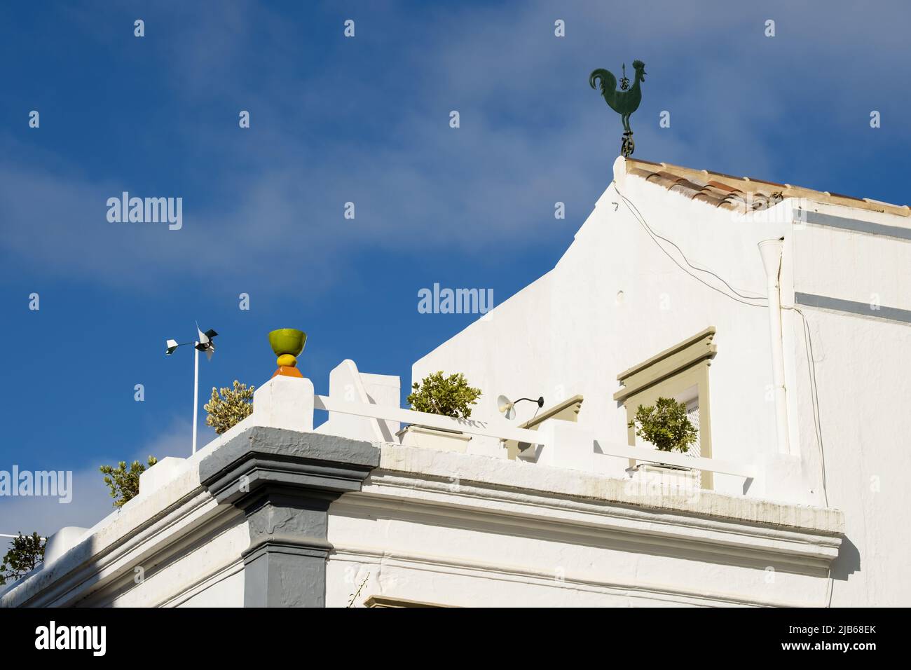 Haus und Pagodenförmiges Ziegeldach in Tavira, Algarve, Portugal Stockfoto