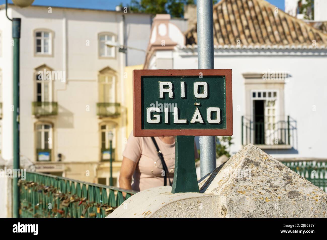 Haus und Pagodenförmiges Ziegeldach in Tavira, Algarve, Portugal Stockfoto