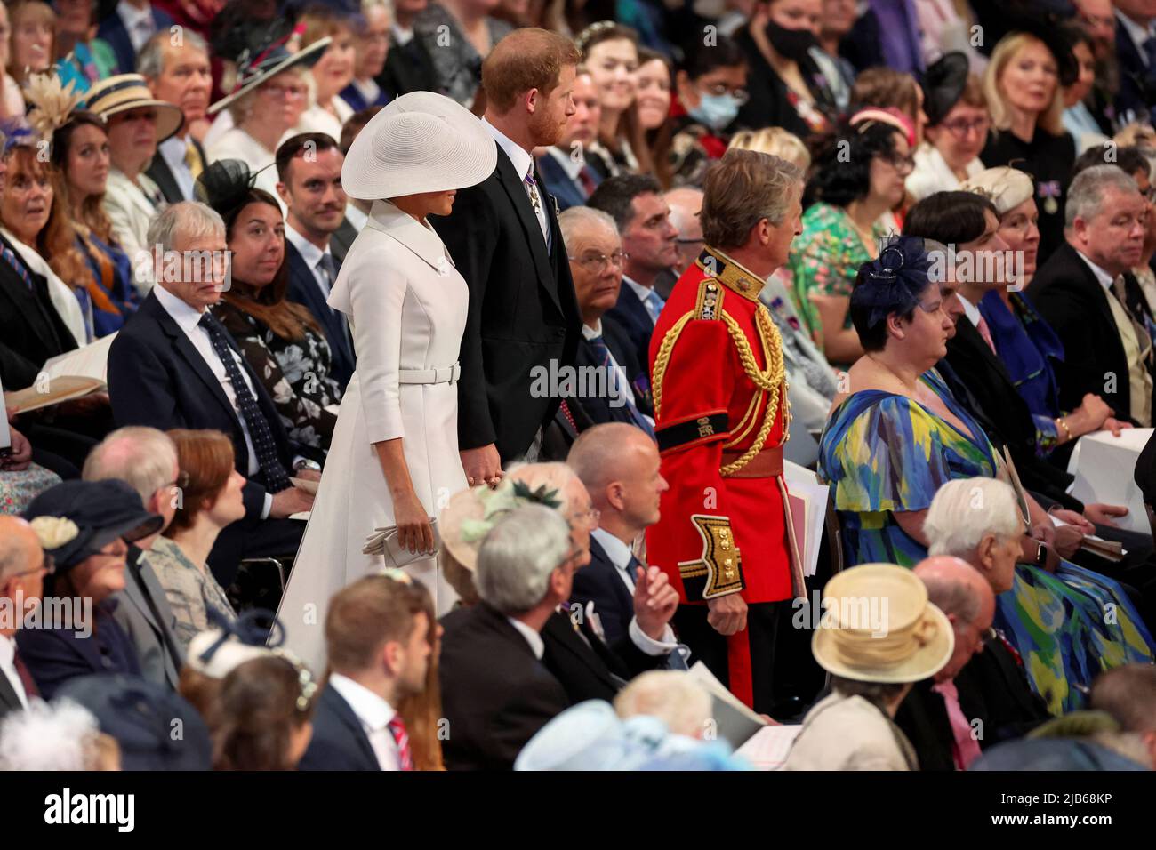 Der Herzog und die Herzogin von Sussex kommen zum Nationalgottesdienst in der St. Paul's Cathedral, London, am zweiten Tag der Feierlichkeiten zum Platin-Jubiläum von Königin Elizabeth II. An Bilddatum: Freitag, 3. Juni 2022. Stockfoto