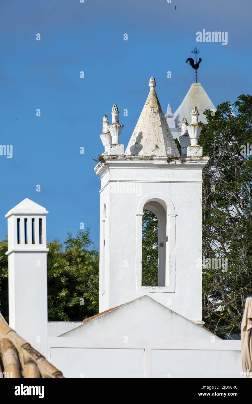 Blick auf das historische Zentrum der Stadt Tavira mit dem Uhrenturm der Kirche Santa Maria do Castelo, in Tavira, Algarve, Portugal Stockfoto