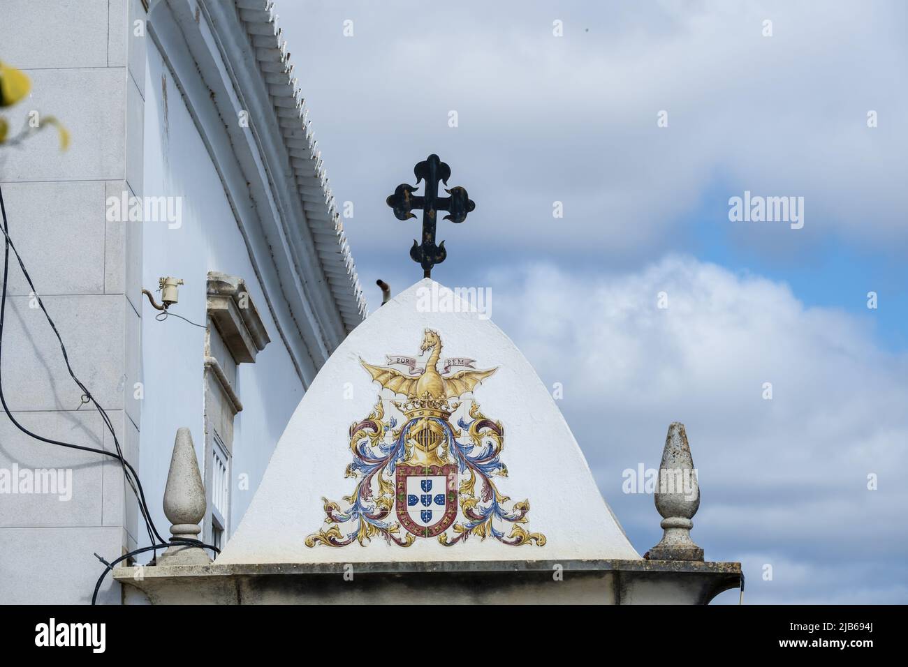 Wappen am Eingang zur römischen Brücke in Tavira, Algarve, Portugal Stockfoto