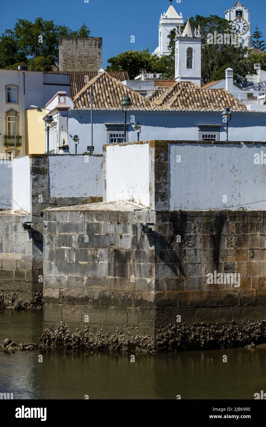 Blick auf das historische Zentrum der Stadt Tavira mit dem Uhrenturm der Kirche Santa Maria do Castelo, in Tavira, Algarve, Portugal Stockfoto