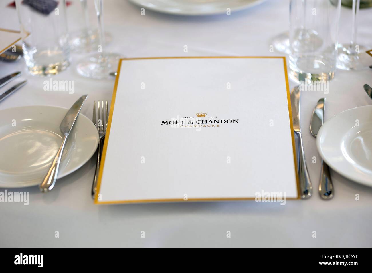 Ein allgemeiner Blick auf die Gastgebertafeln in den Ansichten zum Ladies Day während des Cazoo Derby Festival 2022 auf der Epsom Racecourse, Surrey. Bilddatum: Freitag, 3. Juni 2022. Stockfoto