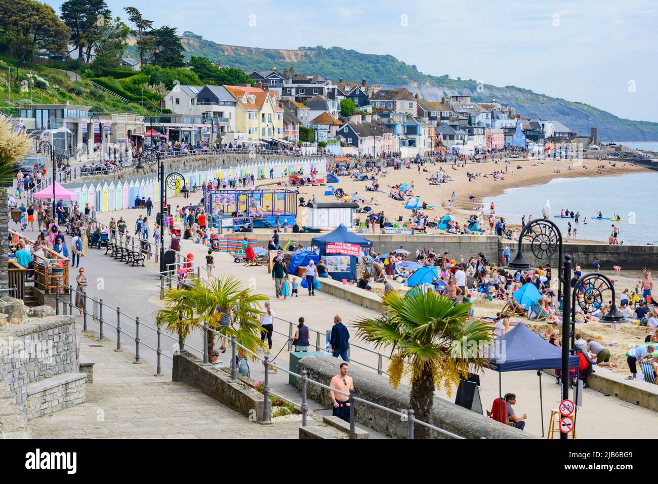 Lyme Regis, Dorset, Großbritannien. 3.. Juni 2022. Wetter in Großbritannien: Besucher und Einheimische strömten zum Strand, um im malerischen Badeort Lyme regis einen weiteren Tag mit herrlich heißem Sonnenschein zu genießen. Der Strand war von 11am Uhr voll, da Besucher und Einheimische das Beste aus dem warmen und sonnigen Wetter machten und den zusätzlichen Tag über das Platinum Jubilee Bank Holiday Wochenende genossen. Kredit: Celia McMahon/Alamy Live Nachrichten Stockfoto