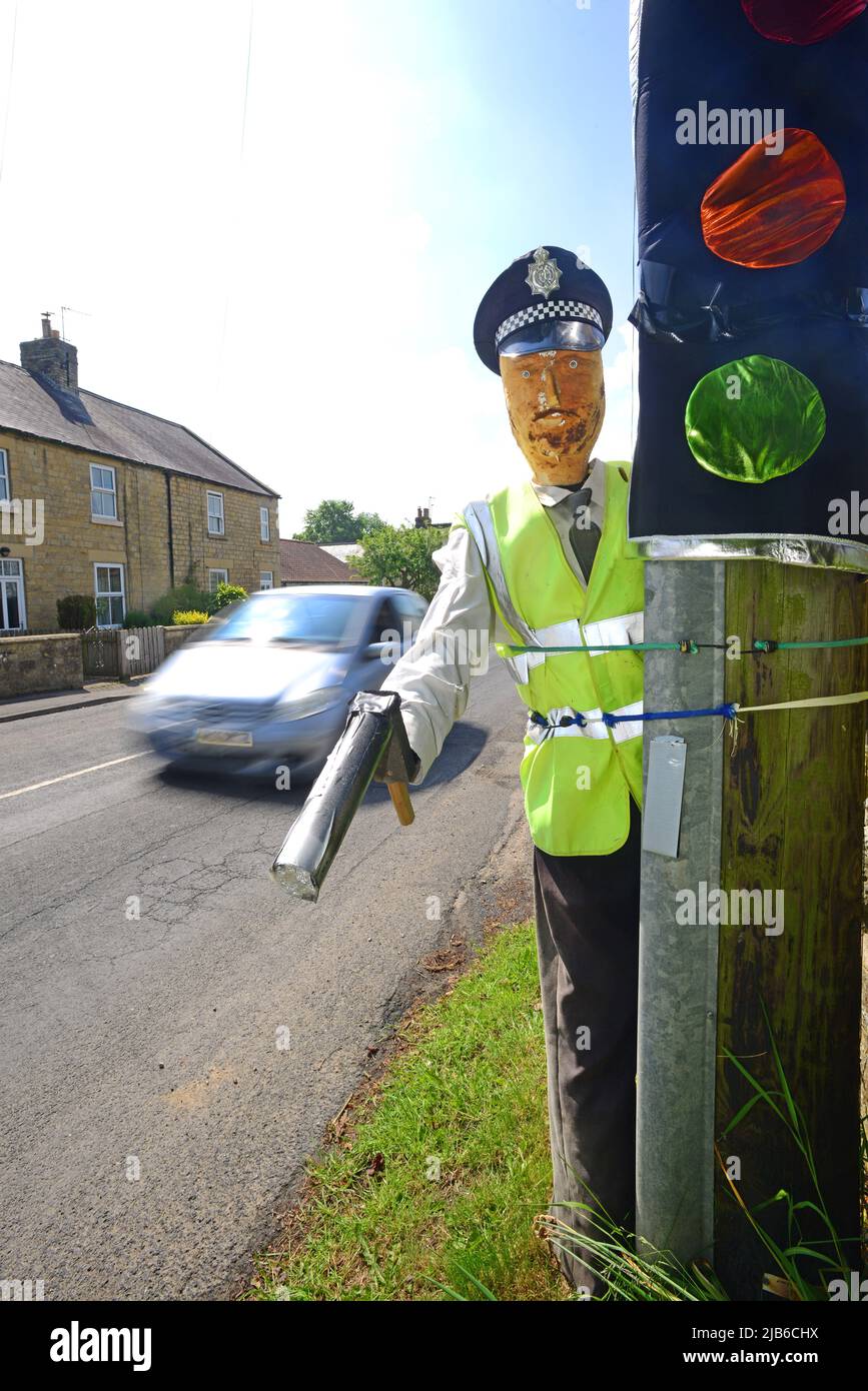 Stellen Sie vor, Polizist Figur mit Hand gehalten Speed gun wass Norden yorkshire Moors vereinigtes Königreich Stockfoto