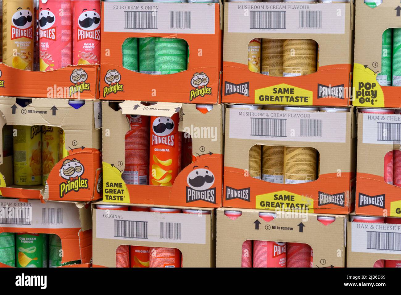 Tjumen, Russland-08. Mai 2022: Pringles ist eine Marke von Kartoffel ...