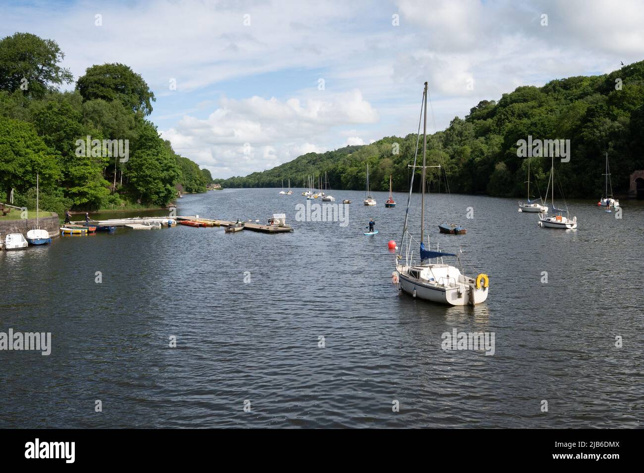 Segelboote liegen auf dem Rudyard Lake, umgeben von bewaldeten Hügeln in Staffordshire Stockfoto