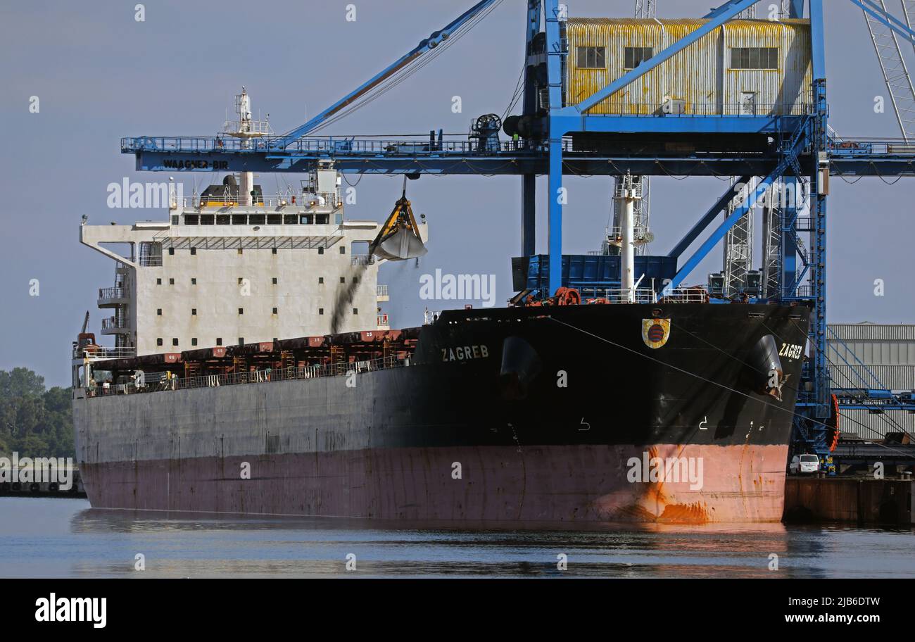 Rostock, Deutschland. 03.. Juni 2022. Im Seehafen wird der Frachter „Zagreb“ entladen und bringt 62.000 Tonnen russische Steinkohle für das Steinkohlekraftwerk an der Ostsee. Der Frachter soll vorerst das letzte Schiff sein, das Steinkohle aus Russland liefert. Die gelieferte Menge sowie die gelagerten Kohle sollten ausreichen, bis das von der EU verhängte Importverbot am 10. August 2022 in Kraft tritt. Quelle: Bernd Wüstneck/dpa/Alamy Live News Stockfoto