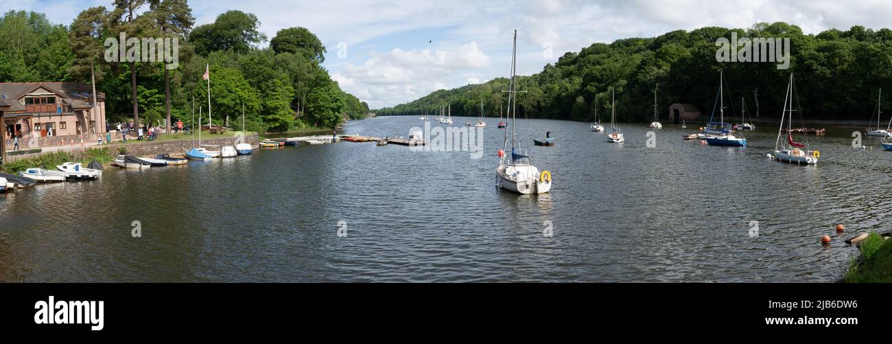 Panoramablick auf Rudyard Lake mit Segelbooten und Yachthafen in Staffordshire Landschaft Stockfoto