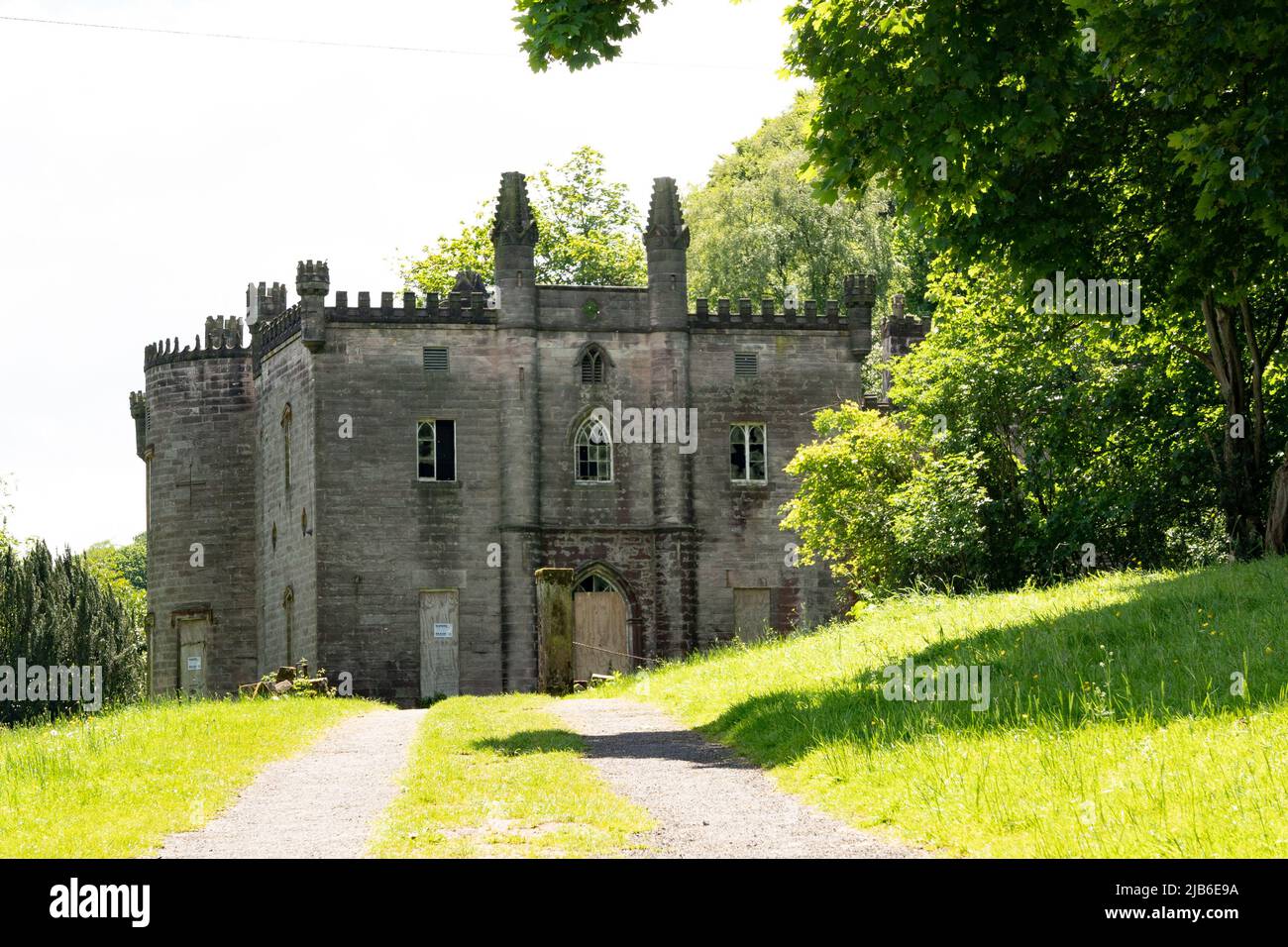 Historisches mittelalterliches Schloss mit zinnenbesetzten Türmen, umgeben von üppiger grüner Landschaft in Staffordshire Stockfoto