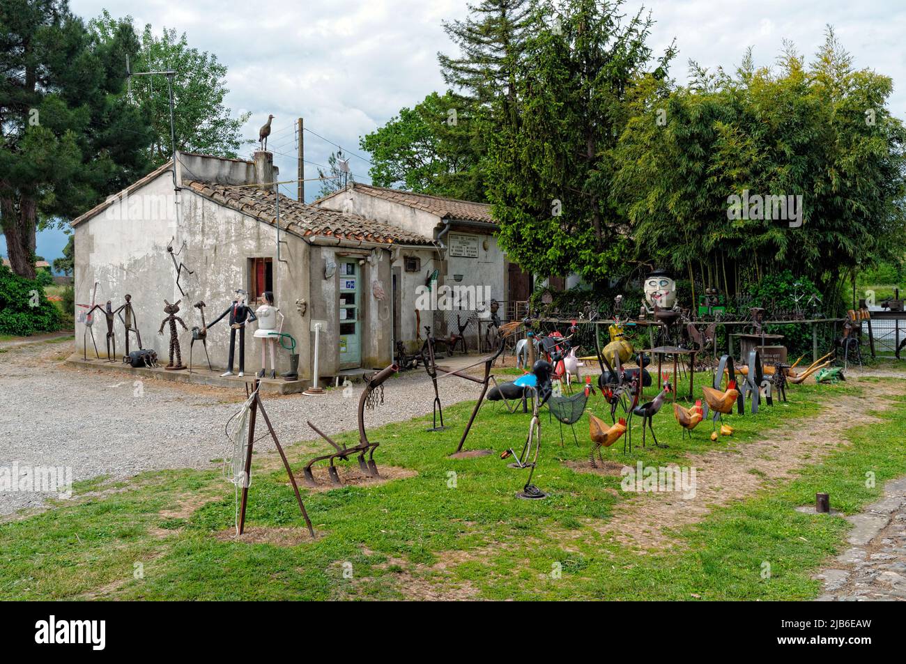 Der Canal-du-Midi, die Schleuse der Aiguille. Werke des Schlosskünstlers Joël Barthes. Puicheric, Österreich, Frankreich Stockfoto