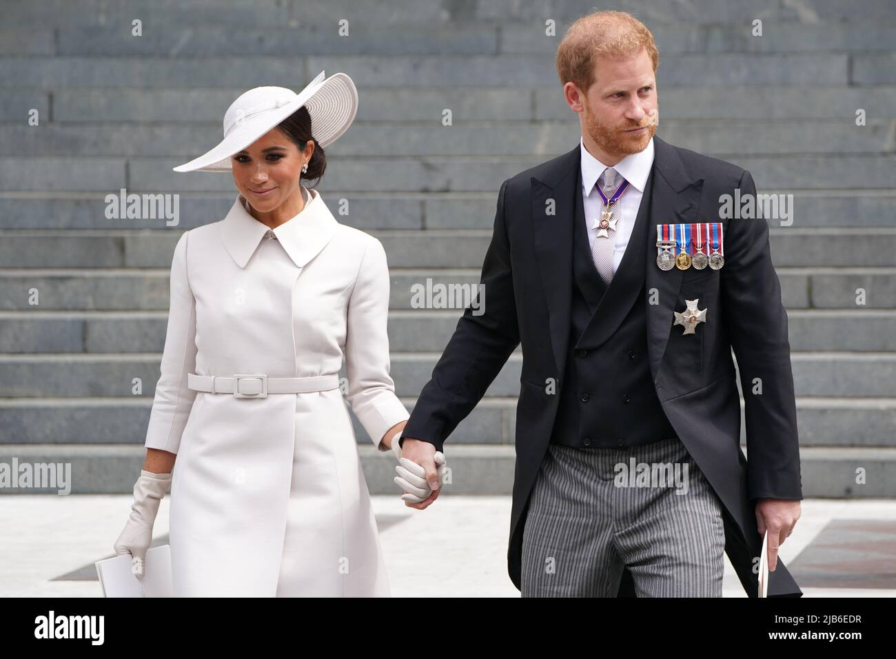 Der Herzog und die Herzogin von Sussex verlassen den Nationalgottesdienst in der St. Paul's Cathedral, London, am zweiten Tag der Feierlichkeiten zum Platin-Jubiläum von Königin Elizabeth II. Bilddatum: Freitag, 3. Juni 2022. Stockfoto