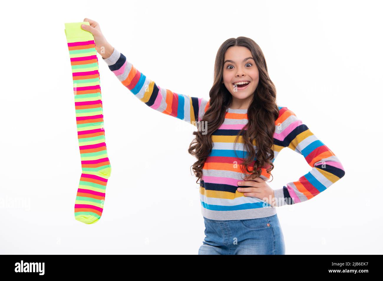 Lustige teen halten Streifen Socke auf weißem Hintergrund. Kind mit einem Paar Socken. Stockfoto