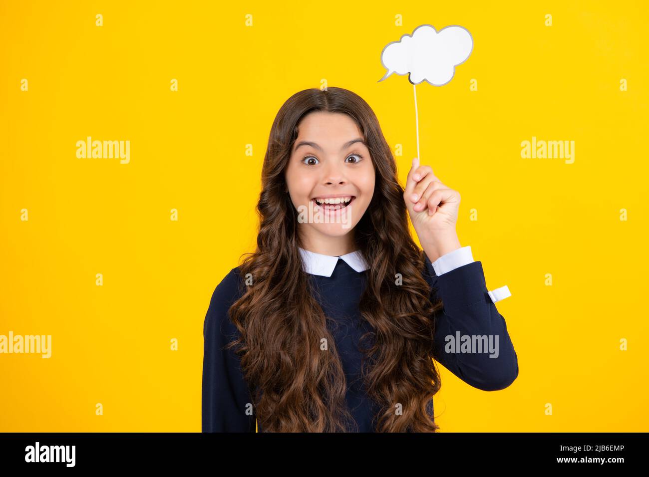 Teen Schule Mädchen halten Papier Wolke Aktien Verkauf Rabatt Gedanken tragen Schule uniforn auf gelber Farbe Hintergrund. Chat-Informationen zum Cloud-Kopierbereich. Stockfoto