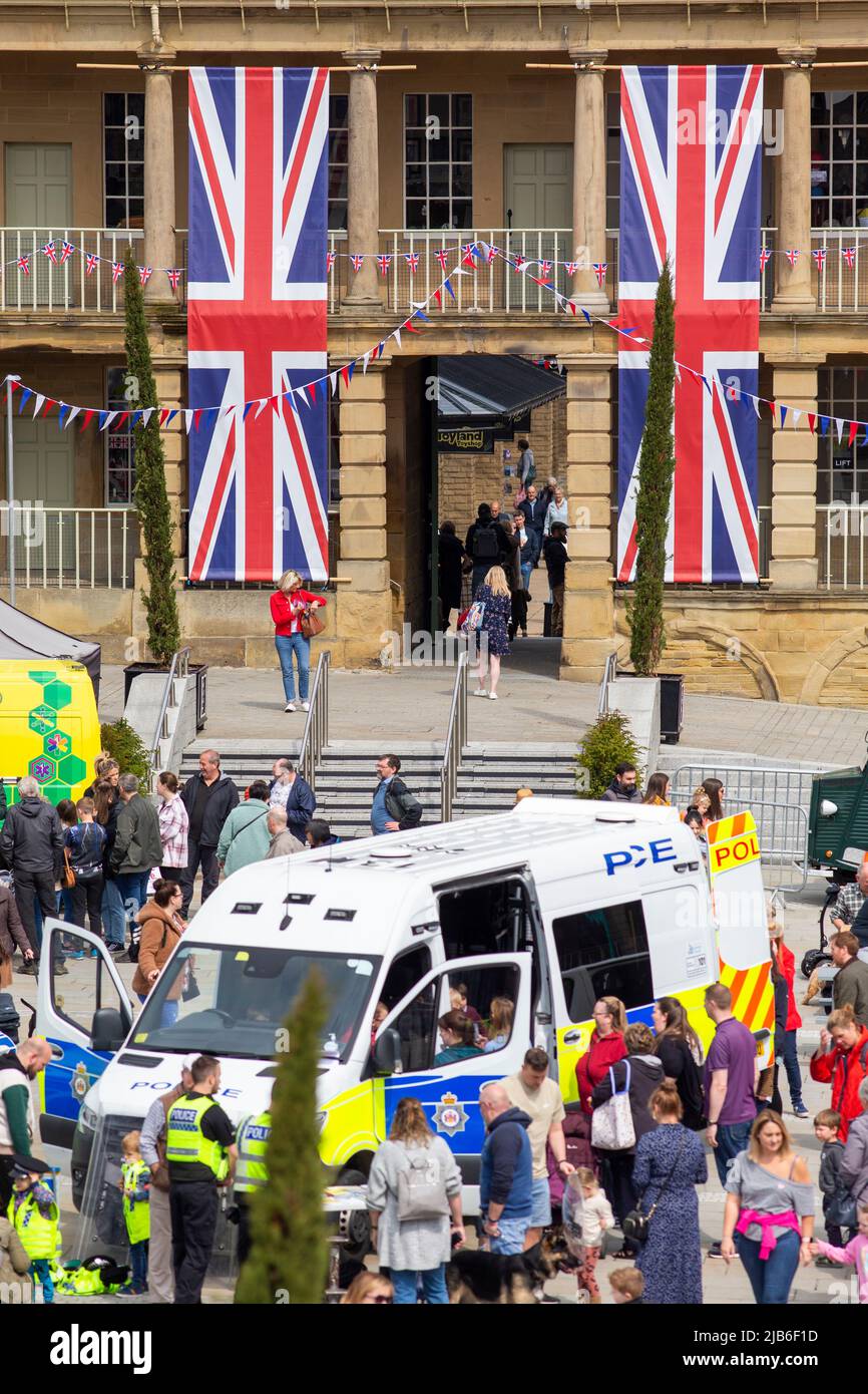 Halifax, West Yorkshire, Großbritannien. 3.. Juni 2022. Anlässlich des Queens Platinum Jubilee fand in der Piece Hall, Halifax, West Yorkshire, Großbritannien, eine Feier der Rettungsdienste statt. Das denkmalgeschützte Gebäude der Klasse 1 hat an den Wochenenden verschiedene Veranstaltungen veranstaltet. Kredit: Windmill Images/Alamy Live Nachrichten Stockfoto