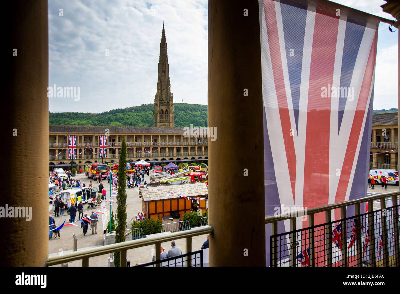 Halifax, West Yorkshire, Großbritannien. 3.. Juni 2022. Anlässlich des Queens Platinum Jubilee fand in der Piece Hall, Halifax, West Yorkshire, Großbritannien, eine Feier der Rettungsdienste statt. Das denkmalgeschützte Gebäude der Klasse 1 hat an den Wochenenden verschiedene Veranstaltungen veranstaltet. Kredit: Windmill Images/Alamy Live Nachrichten Stockfoto