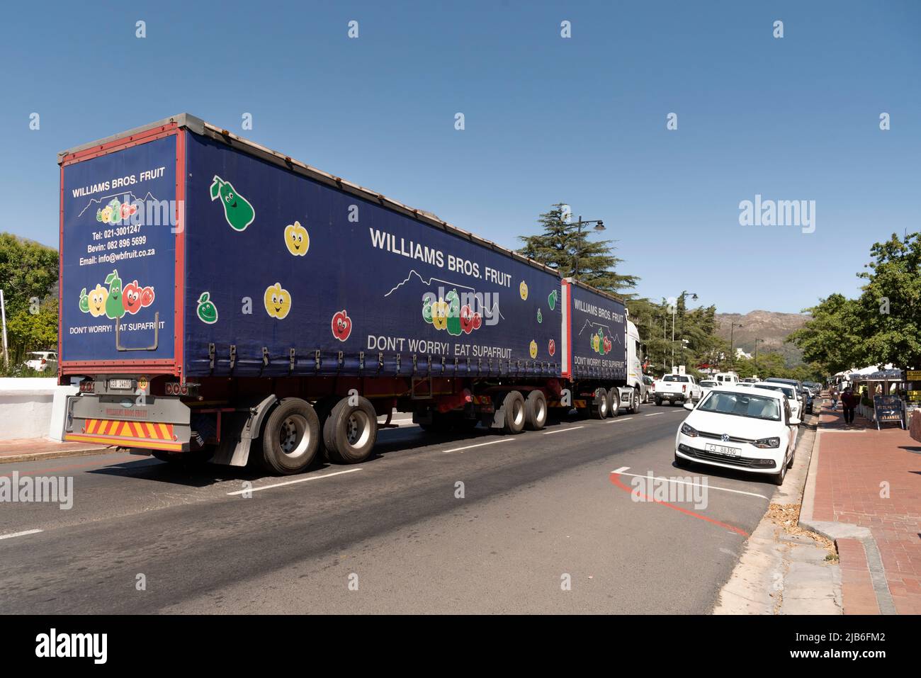 Franschhoek, Westkap, Südafrika, 2022. Großer LKW und Anhänger, der frisches Obst durch die Stadt Franschhoek im westlichen Kap, S, transportiert Stockfoto