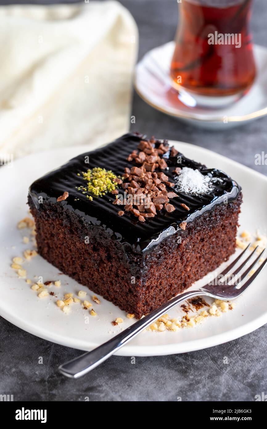 Nasser Kuchen. Gebäck. Kuchen mit Schokoladensauce auf dunklem Hintergrund.  Nahaufnahme Stockfotografie - Alamy