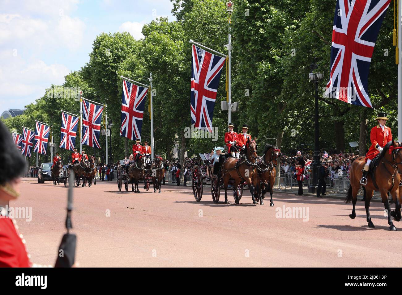 2. Juni 2022 - Royal Carriages Prozession entlang der Mall in London während des Platin-Jubiläums von Queen Elizabeth beim Trooping of the Color Stockfoto