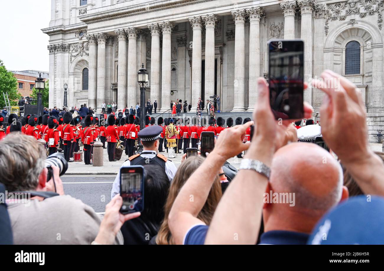 London UK 3. June 2022 - Menschenmassen reagieren und beobachten, wie Mitglieder der königlichen Familie und Gäste am Thanksgiving Service zum Platin-Jubiläum der Königin in der St. Paul's Cathedral in London teilnehmen : Credit Simon Dack / Alamy Live News Stockfoto