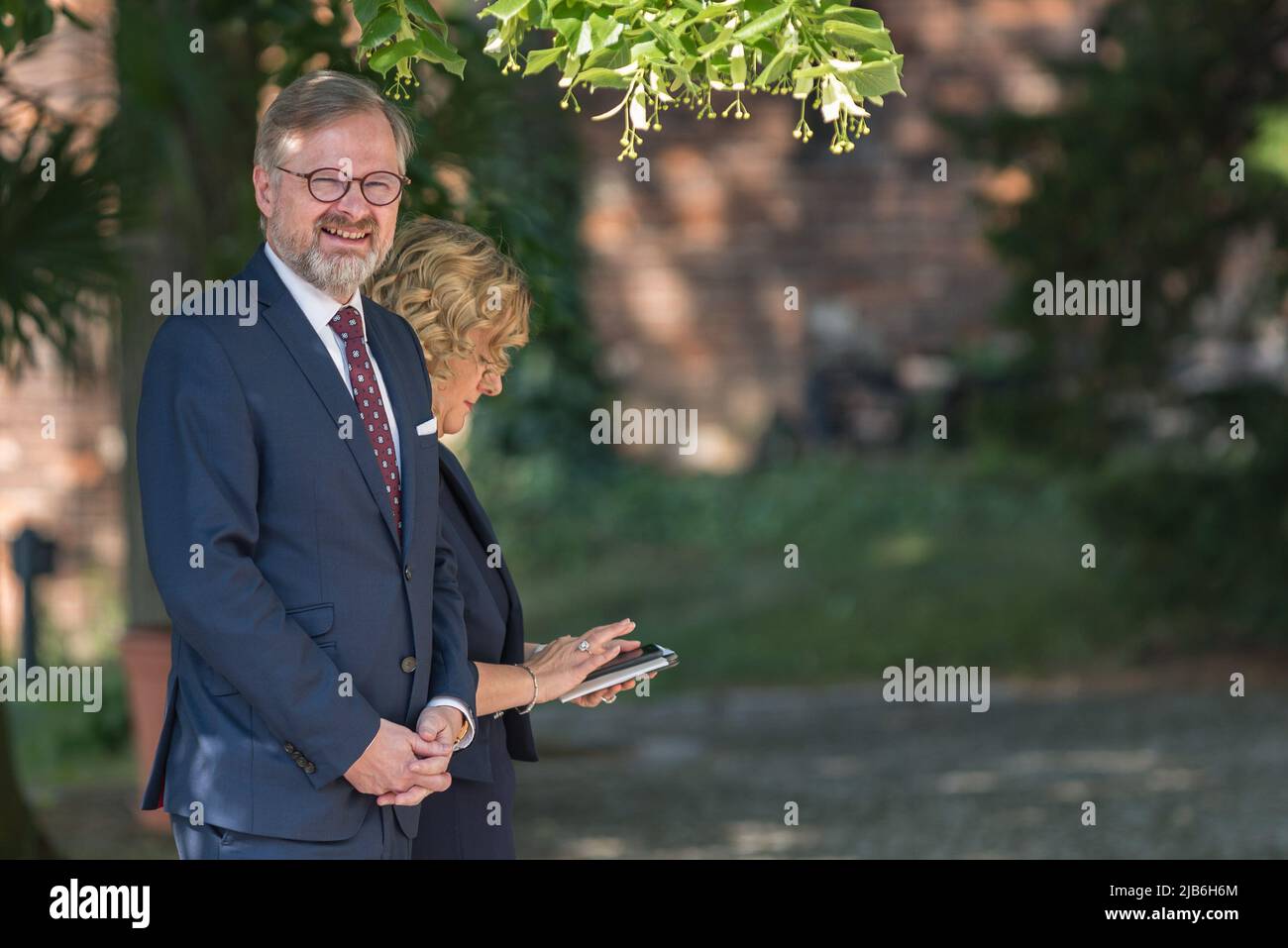 Prag, Tschechische Republik. 03.. Juni 2022. Der tschechische Premierminister Petr Fiala wird vor dem gemeinsamen Treffen gesehen. Am 3.. Juni findet in Prag ein gemeinsames Treffen tschechischer und polnischer Regierungen statt. Die Mitglieder beider Regierungen diskutieren die aktuelle Lage in der Ukraine, die gemeinsame Energiesicherheit, die bevorstehende tschechische Ratspräsidentschaft der Europäischen Union und weitere Themen. Kredit: SOPA Images Limited/Alamy Live Nachrichten Stockfoto