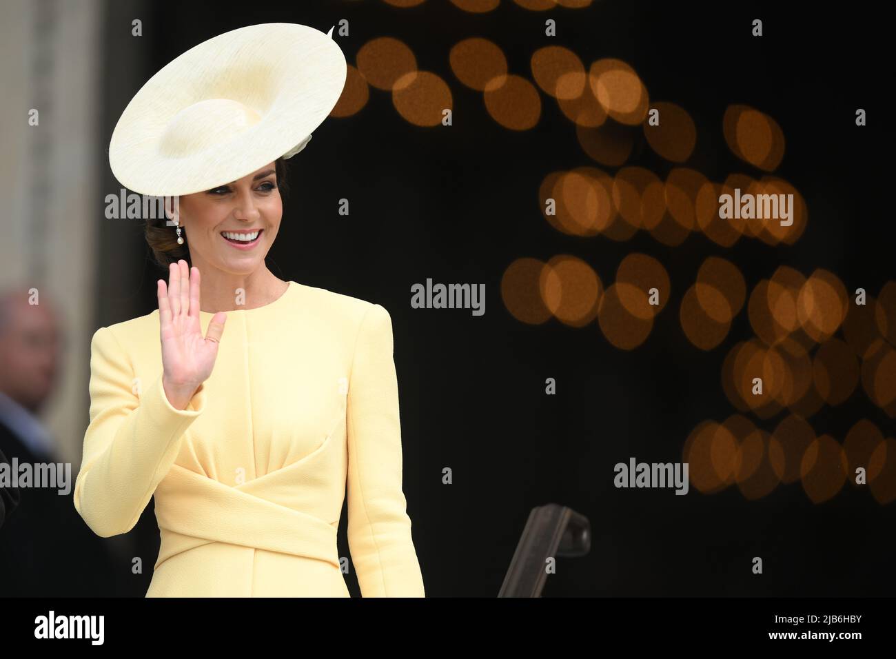 Die Herzogin von Cambridge winkt, als sie am zweiten Tag der Feierlichkeiten zum Platin-Jubiläum von Königin Elizabeth II. Den Nationaldienst für Thanksgiving in der St. Paul's Cathedral, London, verlässt Bilddatum: Freitag, 3. Juni 2022. Stockfoto